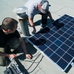 Panneaux solaires Eoltec sur toit d’entreprise