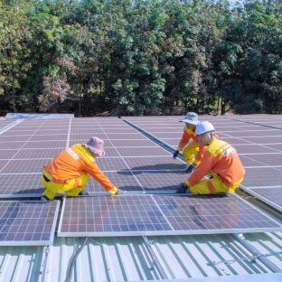Installation solaire sur bâtiment commercial avec panneaux modernes
